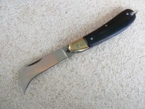 Coltello tradizionale Rocola mezzaluna manico ABS nero testina ottone knife 0535