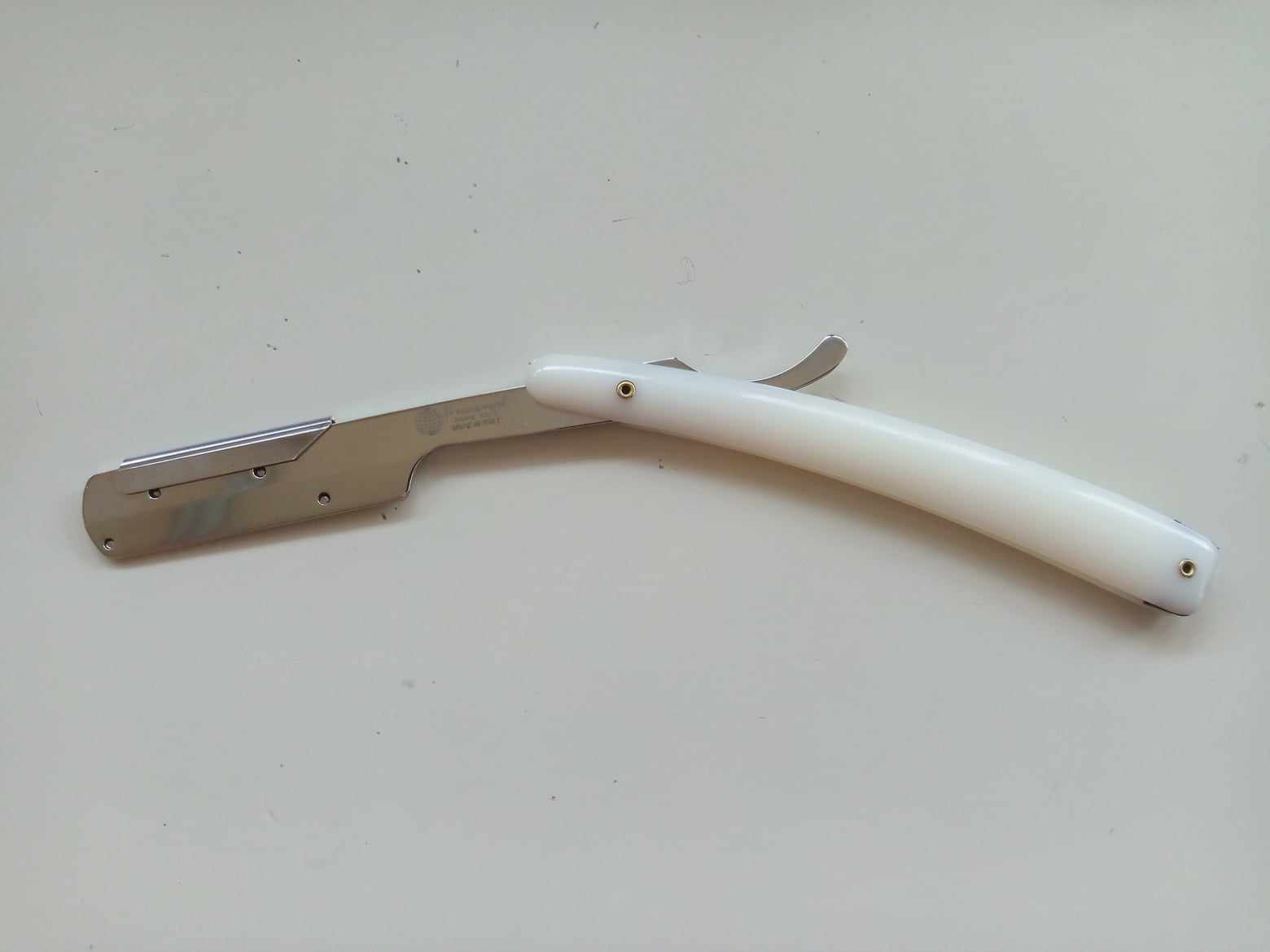 Rasoio mezza lama inox manico in ABS bianco 1149